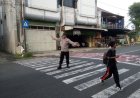 Bantu Anak Menyebrang, Polsek Ciamis Polres Ciamis Siagakan Personel di Depan Sekolah
