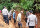 Sat Samapta Polres Ciamis Gerak Cepat Evakuasi Material Longsor di Desa Sukamaju Cihaurbeuti