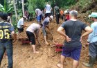 Polsek Cikoneng Gerak Cepat Bantu Evakuasi Material Longsor di Desa Budiasih Sindangkasih