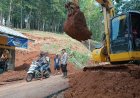 Polsek Sukadana Gerak Cepat Tangani Longsor Tebing Jalan Kabupaten di Desa Bunter