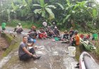 Polsek Cijeungjing Polres Ciamis Bareng Warga Kerja Bakti Bersihkan Lingkungan Cisihung