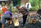 Perkuat Sinergitas, Polsek Sukadana Polres Ciamis Ikut Bantu Warga Bangun Jalan Desa Ciparigi