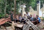 *Polsek Cijeungjing Polres Ciamis Bareng Warga Kerja Bakti Perbaiki Atap Satkamling*
