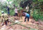 Polsek Cisaga Polres Ciamis Bareng Warga Kerja Bakti Perbaiki Tanggul Jebol di Tenjolaya