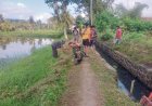 Warga Banjar dan Babinsa Bersih-bersih Lingkungan Sukarame