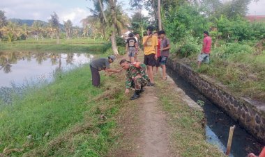 Warga Banjar dan Babinsa Bersih-bersih Lingkungan Sukarame