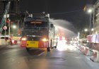 Brimob Polda Metro Jaya Semprot Jalan dan Bagikan Masker Antisipasi Abu Vulkanik Anak Krakatau