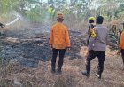 Polsek Cijeungjing Bersama Damkar dan Warga Bergerak Cepat Padamkan Kebakaran Lahan Bambu
