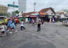 Polsek Kawali Hadir Amankan Jalan Santai dan Penyerahan 830 Sertifikat PTSL di Desa Kawalimukti